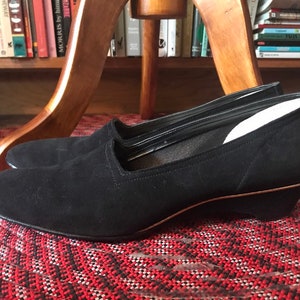 80&#39;s Low Wedge Heel Black Suede Pumps by Magdesians Size 8.5 N