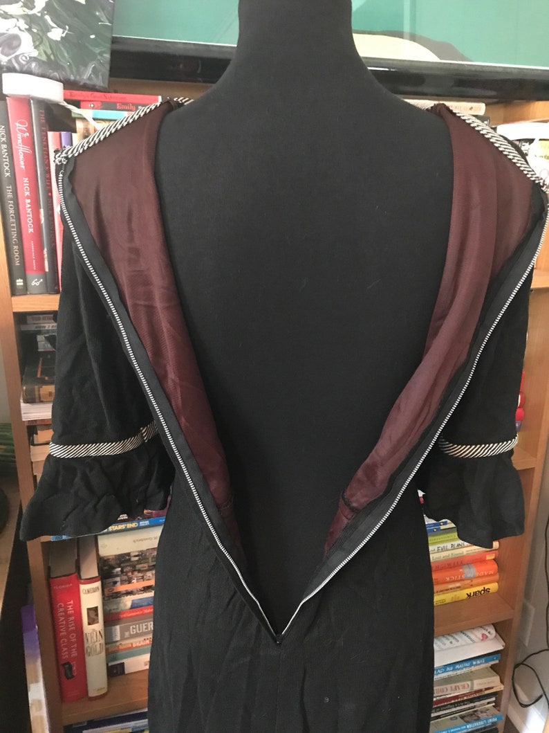 60/'s70/'s Fitted Knit Dress with Ruffled Sleeves and Striped Trim