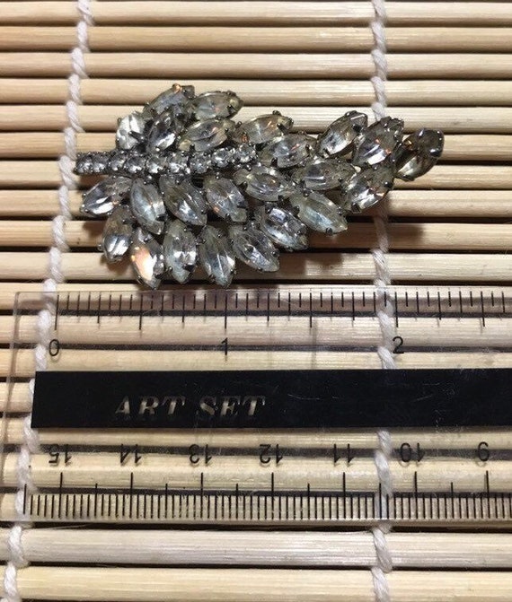 Unsigned Leaf Shaped Rhinestone Brooch - image 5