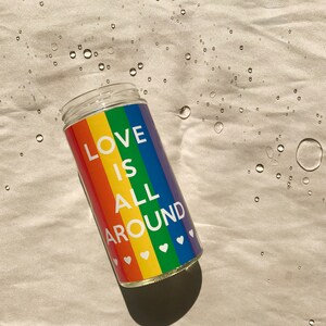 Sticker fierté arc-en-ciel LGBTQ - l'amour est partout