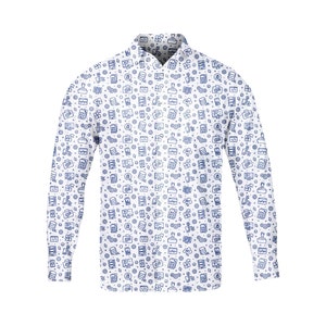 Könnte beinhalten: Ein weißes Langarmhemd mit einem blauen Muster aus verschiedenen computerbezogenen Symbolen, darunter Server, Cloud Computing und Code.