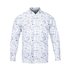 Puede incluir: Una camisa blanca de manga larga con botones con un estampado azul y negro de ecuaciones matemáticas y diagramas. La camisa tiene un cuello clásico y un ajuste estándar.