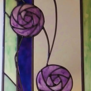 Un espejo de panel Purple Rose inspirado en Charles Rennie Mackintosh inspirado en Charles Rennie Mackintosh. 20 x 50 cm. Por Douglas Payne