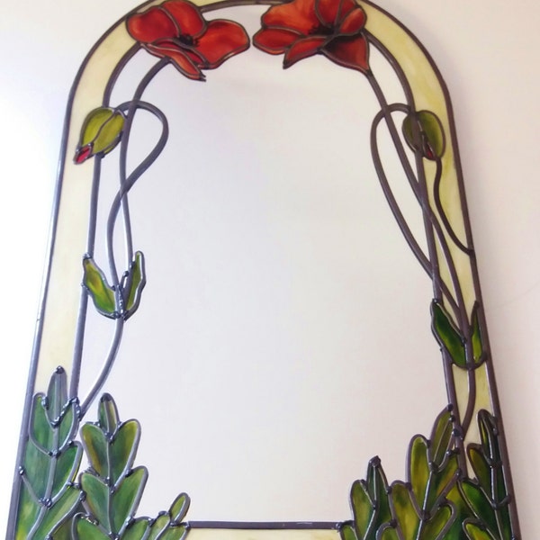 Ein Art Nouveau ~ Tiffany Stil inspirierter Poppy, gewölbter Spiegel. Blei & Buntglas Effekt 30 x 50 cm. Von Douglas Payne
