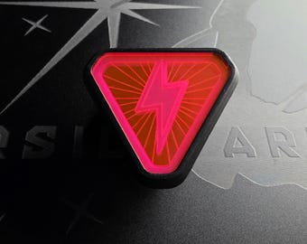 Könnte beinhalten: Ein dreieckiges Abzeichen mit schwarzem Rahmen und leuchtend roter Mitte, das ein rosa Blitzsymbol zeigt. Das Design enthält strahlenförmige Linien, die vom Blitz ausgehen und einen Sonneneffekt innerhalb der Dreiecksform erzeugen.