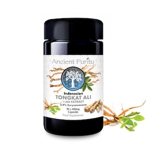 Könnte beinhalten: Eine schwarze Flasche mit Ancient Purity Indonesian Tongkat Ali Kapseln. Das Etikett enthält den Text "1:200 EXTRACT" und "2.4% Eurycomanone". Die Flasche ist von Bildern der Tongkat Ali Pflanze und ihrer Wurzeln umgeben.