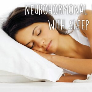 Op de afbeelding: Een slapende vrouw in bed, met haar hoofd op een wit kussen. De afbeelding bevat de tekst "NEUROHORMONAL BALANCE WITH SLEEP SUPPORT". Een cirkelvormig logo met een boomontwerp staat in de linkerbenedenhoek.