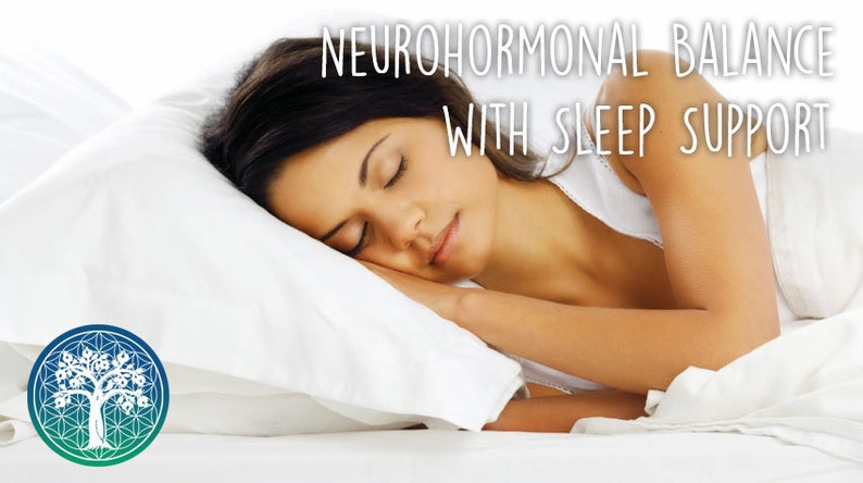 Op de afbeelding: Een slapende vrouw in bed, met haar hoofd op een wit kussen. De afbeelding bevat de tekst "NEUROHORMONAL BALANCE WITH SLEEP SUPPORT". Een cirkelvormig logo met een boomontwerp staat in de linkerbenedenhoek.