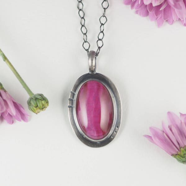 Gorgeous Natural Peachblow Agate Necklace with Stamped Silver Setting - A Must-Have for Any Jewelry Collection