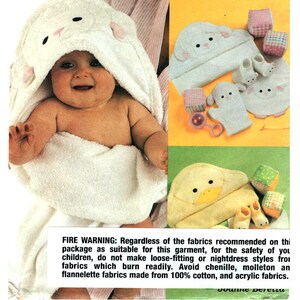 Peut inclure: Un patron de couture pour des essentiels de chambre de bébé, comprenant une serviette à capuche avec un motif d'animal mignon, une paire de chaussons et un petit jouet. Le patron comprend des instructions pour la réalisation d'une serviette à capuche, de chaussons et d'un jouet. Le texte sur le patron indique "Baby Room Essentials, Les Essentials de L'Enfant".