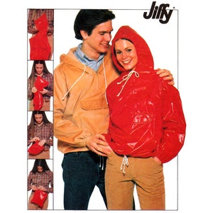 Peut inclure: Un imperméable rouge à capuche avec un cordon de serrage blanc. L'imperméable est porté par une personne et est plié en arrière-plan. Le texte "Jiffy" est imprimé en noir sur fond blanc.