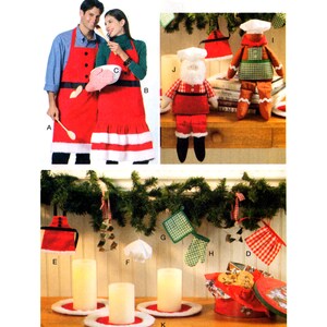 Peut inclure: Un ensemble d'accessoires de cuisine sur le thème de Noël, comprenant des tabliers, des maniques et une poupée de Père Noël. Les tabliers sont rouges avec des bordures blanches et présentent un motif de Père Noël. Les maniques sont rouges et blanches avec un motif d'homme en pain d'épices. La poupée de Père Noël porte un costume rouge et blanc et un chapeau de chef.