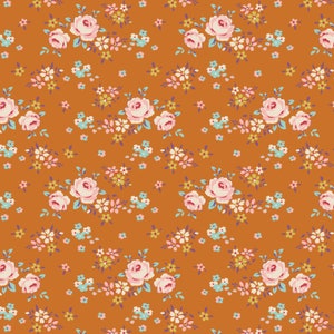 Op de afbeelding: Een naadloos patroon met een herhalend ontwerp van roze en witte rozen met groene bladeren op een bruine achtergrond. Het patroon is gevuld met kleine witte, roze en blauwe bloemen.