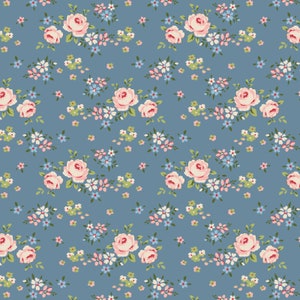 Op de afbeelding: Een naadloos patroon met roze rozen en kleine blauwe, roze en witte bloemen op een lichtblauwe achtergrond.