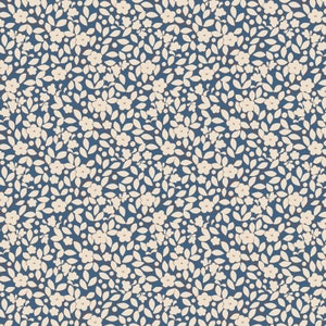Op de afbeelding: Een naadloos patroon met een marineblauwe achtergrond, dicht bedekt met crèmekleurige bloemen- en bladmotieven. Het ontwerp omvat kleine, vijfbladige bloemen, langwerpige bladeren en kleine stippen, waardoor een delicate, all-over bloemenprint ontstaat.