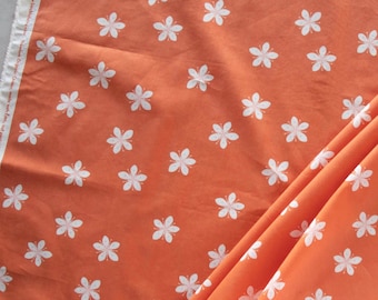 Blommande träd Körsbärsblomspoplin av Oana Befort från Birch Fabrics 100 % premium ekologisk bomull