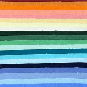Puede incluir: Una colección de muestras de tela en varios colores, incluyendo rojo, rosa, naranja, amarillo, verde, azul, morado y marrón. Las muestras están dispuestas en filas horizontales, creando un patrón similar al arcoíris.