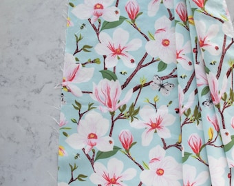 Blommande träd Magnolia Blossom Poplin av Oana Befort från Birch Fabrics 100 % premium ekologisk bomull