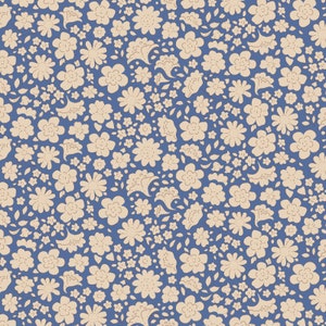 Op de afbeelding: Een naadloos patroon met een herhalend ontwerp van kleine, lichtbruine bloemen op een blauwe achtergrond.