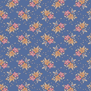 Op de afbeelding: Een herhalend patroon van kleine bloemboeketten op een blauwe achtergrond. De bloemen zijn in roze, oranje en blauwe tinten, met beige bladeren en kleine witte stippen. Geschikt voor stof of behang.