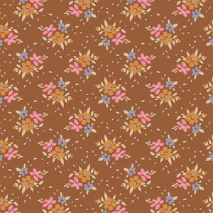 Op de afbeelding: Een herhalend patroon van kleine bloemboeketten in roze, geel en blauw, tegen een warme bruine achtergrond. De bloemen zijn gegroepeerd met kleine witte bladaccenten, wat een delicaat, all-over design creëert.