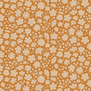 Op de afbeelding: Een naadloos patroon met een herhalend ontwerp van kleine witte bloemen op een effen oranje achtergrond.