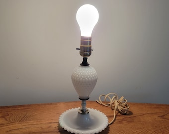 1960s Table Accent Lamp Vintage Milk Glass Boudoir Bedroom Nursery Lamp Milk Glass Lamp wSilver Metal Fittings Little Girl/'s Bedroom