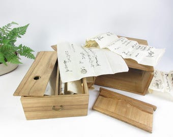 Vintage Japanische Kleine Holzkiste mit Antiken Dokumenten