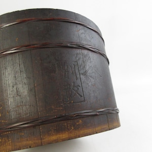 Japanischer antiker kleiner Holzeimer