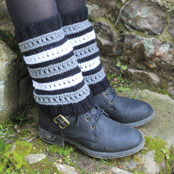 Guêtres Jambières en acrylique noires à rayures blanches et grises leg warmers handmade, tricot tricotées main style goth gothique