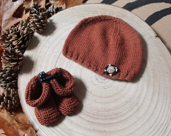 Ensemble chaussettes petit bonnet en laine pour bébé couleur marron / chocolat / chataigne avec bouton Hibou