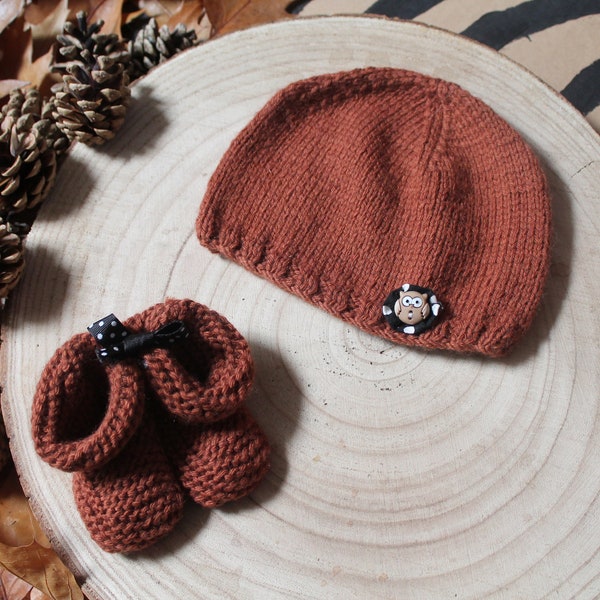 Ensemble chaussettes petit bonnet en laine pour bébé couleur marron / chocolat / chataigne avec bouton Hibou