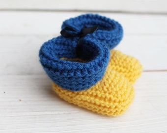 Aide de soutien à l'Ukraine : Petits chaussons bébé naissance aux couleurs du drapeau ukrainien jaune et bleu tricot tricoté main en laine