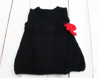 Chasuble kimono dress in red and black wool for baby, hand knitted, closed by a Rockabilly style link