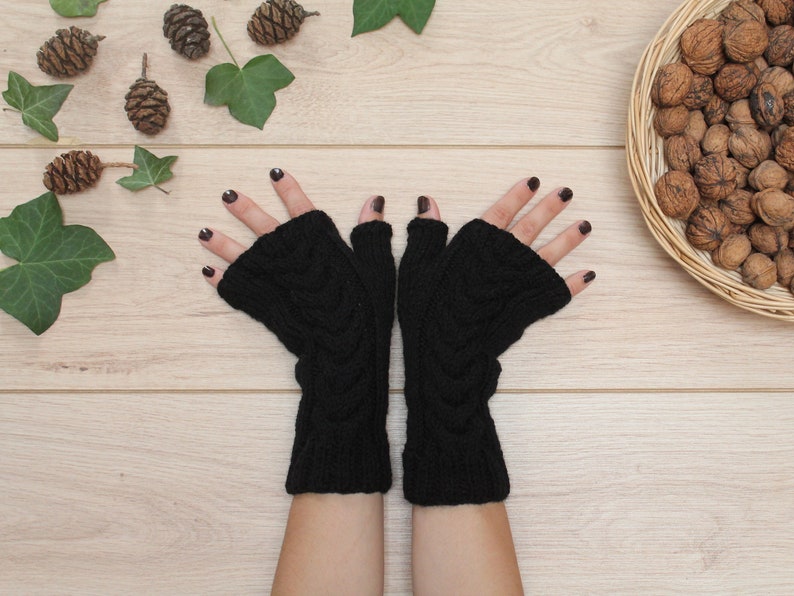 Mitaines gants en laine synthétique acrylique tricotés main couleur noir avec torsades style goth gothique image 2