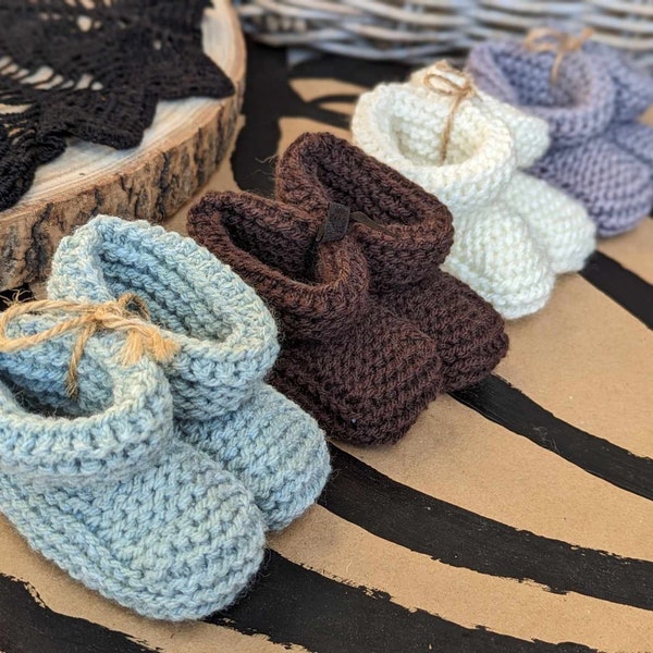 Petits chaussons bébé taille naissance couleur écru gris marron vert amande tricot tricoté main en laine synthétique