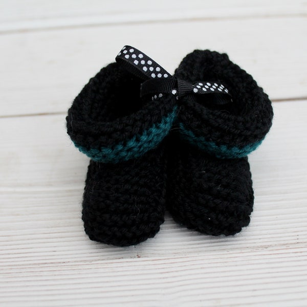 Petits chaussons pour bébé taille naissance, couleur noir et vert emeraude en pure laine merinos tricotés main