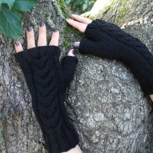 Mitaines gants en laine synthétique acrylique tricotés main couleur noir avec torsades style goth gothique image 1