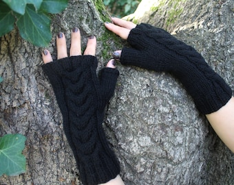 Mitaines gants en laine synthétique acrylique tricotés main couleur noir avec torsades style goth gothique