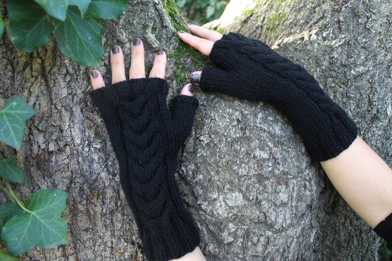Mitaines gants en laine synthétique acrylique tricotés main couleur noir avec torsades style goth gothique image 1