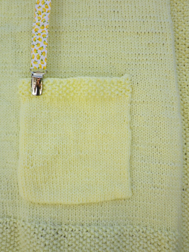 Petite couverture de voyage jaune pastel en tricot pour bébé avec citrons image 2