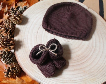 Ensemble au tricot chaussettes et petit bonnet en laine pour bébé couleur marron  foncé