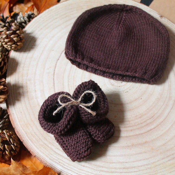 Ensemble au tricot chaussettes et petit bonnet en laine pour bébé couleur marron  foncé