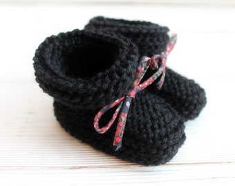 Petits chaussons taille naissance tricot tricotés main en laine couleur noir avec noeud en Liberty
