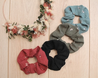 Chouchou Scrunchie accessoire pour cheveux en gaze de coton, cousu main avec petites cerises dorées (kaki, rouge, bleu clair, noir)