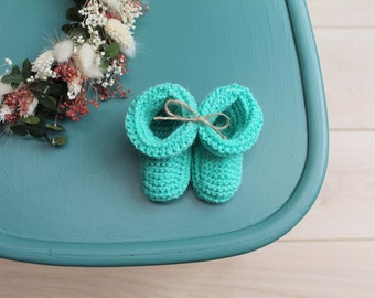 Petits chaussons en laine tricotés main vert menthe taille naissance pour bébé