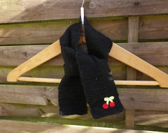 Petite écharpe noire tricot tricotée main en laine pour enfant avec broderie cerises rock rockabilly Goth gothique