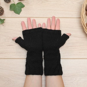 Mitaines gants en laine synthétique acrylique tricotés main couleur noir avec torsades style goth gothique image 3