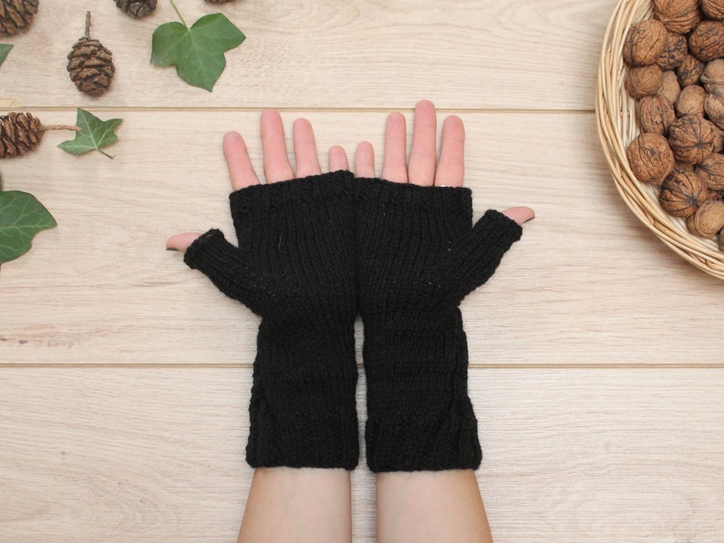 Mitaines gants en laine synthétique acrylique tricotés main couleur noir avec torsades style goth gothique image 3