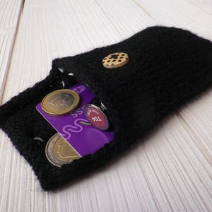 Kleiner Beutel / Etui / Schwarze Wolle, romantischer oder Vintage-Stil mit gealtertem Knopf mit schwarzen Erbsen